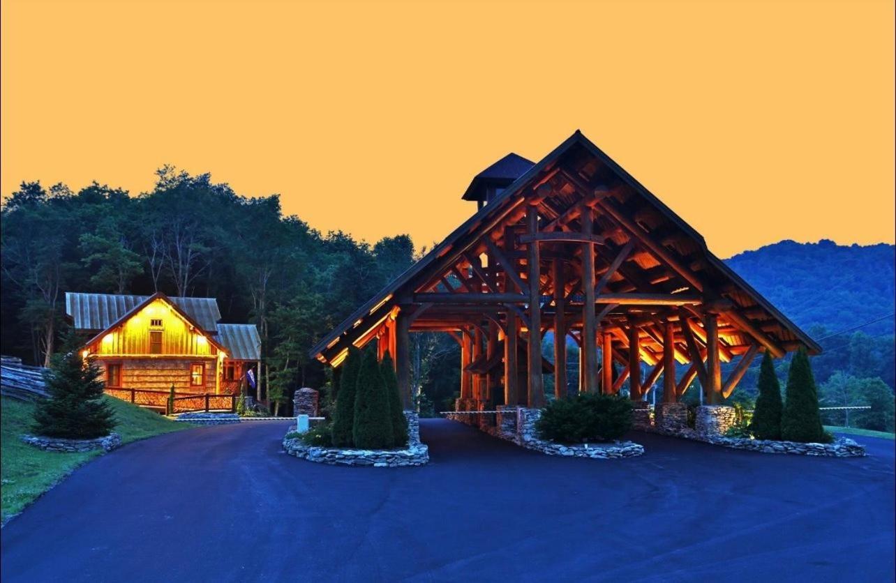 Howling At The Moon At Eagles Nest Villa Banner Elk Exterior photo